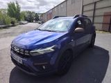 une photo d'une voiture bleue garée devant un immeuble