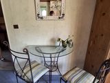une table en verre et deux chaises dans un coin de la pièce