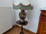 une lampe posée sur une table dans un coin de la pièce