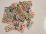 une pile de vieux timbres posée sur une table