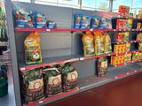 de nombreux sacs de nourriture sur les rayons du magasin