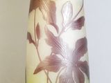 un vase avec un motif floral posé sur une table