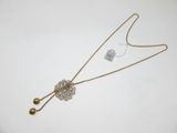 gros plan d'un collier sur une surface blanche avec une étiquette