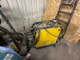 une photo montrant un tas de matériel de chantier dans un garage