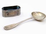 une cuillère en argent et une autre cuillère en argent posées l'une à côté de l'autre