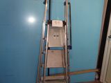 une échelle adossée au mur d'une pièce