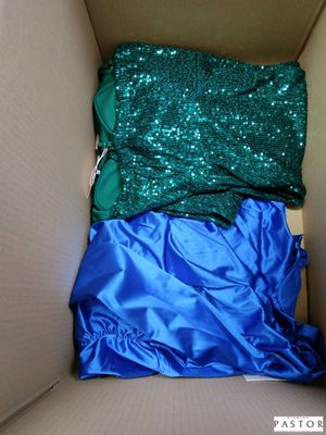 une boîte en carton contenant une robe bleue et verte