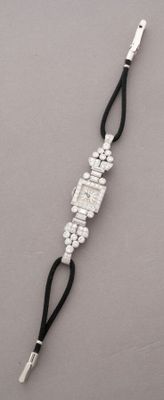 un gros plan sur un bracelet en perles argentées et noires