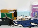 de nombreux objets posés sur la table, notamment un sac, des gants et d'autres objets