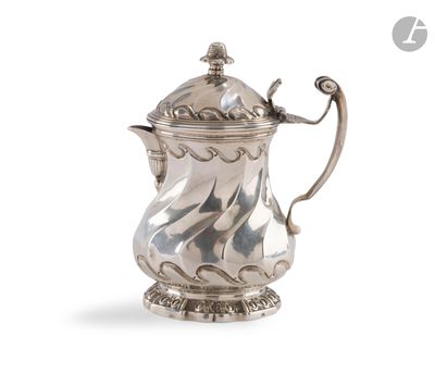 une cafetière ancienne en argent avec une anse, sur fond blanc