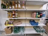 de nombreuses bouteilles d'alcool sur les étagères du magasin