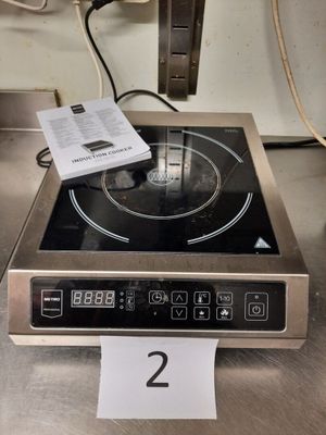 une photo d'une plaque de cuisson sur laquelle est posée une étiquette de prix