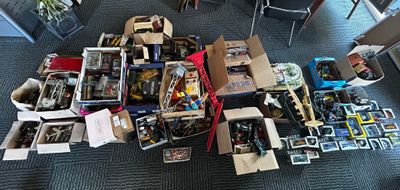 beaucoup de boîtes de Lego et d'autres jouets par terre