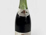 une bouteille de vin posée sur une table