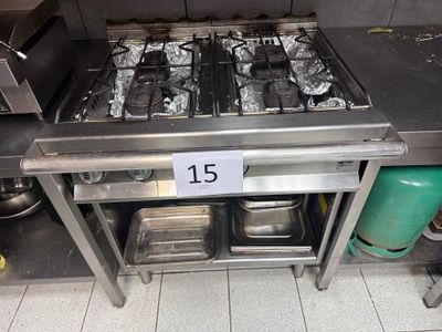 une cuisinière portant le numéro 15 dans une cuisine