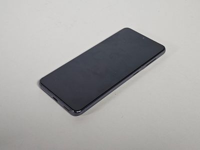 gros plan d'un téléphone portable sur une surface blanche