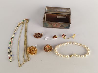 une boîte sur laquelle sont disposés plusieurs bijoux