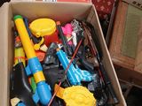 une boîte en carton remplie de jouets et d'autres objets