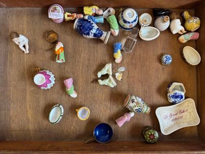 une boîte en bois remplie de figurines miniatures posée sur une table