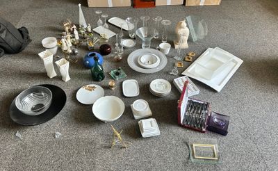 beaucoup d'objets qui traînent par terre dans le salon