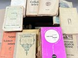 plusieurs livres empilés sur une table