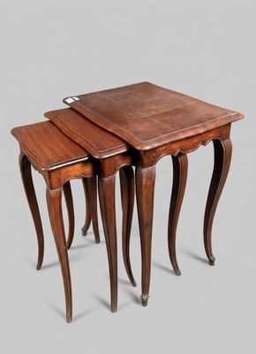 deux tables avec un plateau et des pieds en bois, sur fond gris