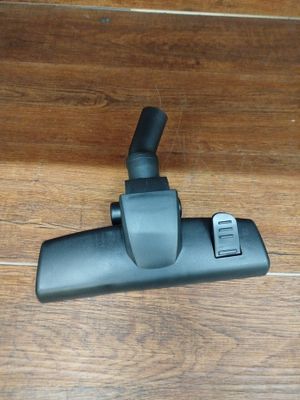 un gros plan d'un aspirateur sur un parquet