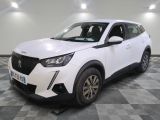 le 4x4 blanc est garé sur le sol en damier d'un garage