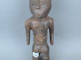 une image représentant une statue en bois d'un homme avec un bandage sur la poitrine