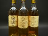 trois bouteilles de vin posées l'une à côté de l'autre sur une table