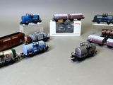 un grand nombre de trains miniatures posés sur une table