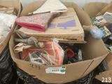 deux cartons d'objets hétéroclites posés sur le sol