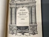 un livre ouvert avec, en arrière-plan, l'image d'un bâtiment