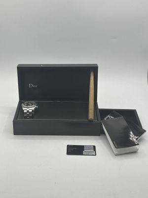 une boîte noire contenant une montre et un briquet