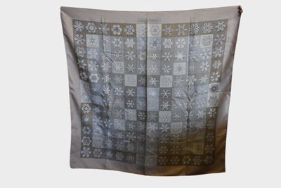 une image représentant une couette blanche et bleue ornée d'un motif