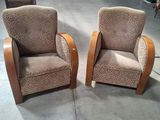 deux chaises assises l'une à côté de l'autre dans une pièce