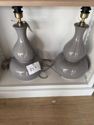 deux lampes posées l'une à côté de l'autre sur une étagère