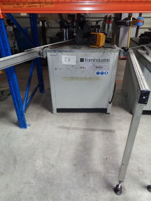 une machine placée au milieu d'une pièce