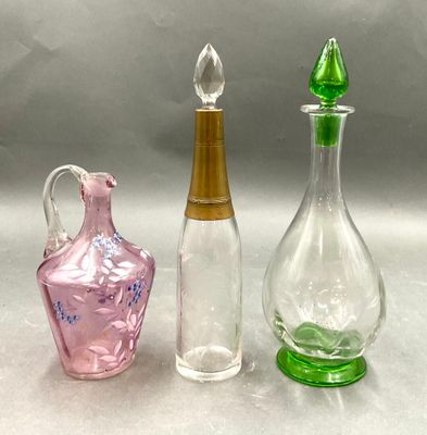 trois bouteilles en verre posées les unes à côté des autres sur une table