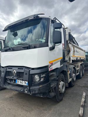 un camion blanc garé dans un parking
