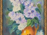 une peinture à l'huile représentant un vase contenant des lilas et des oranges posé sur une table