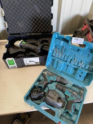 une caisse à outils bleue avec des outils sur une table