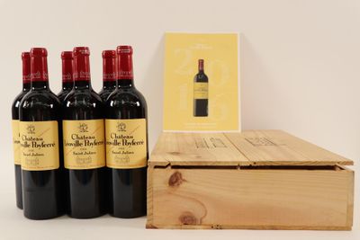 quatre bouteilles de vin rouge dans un coffret en bois, à côté d'une carte