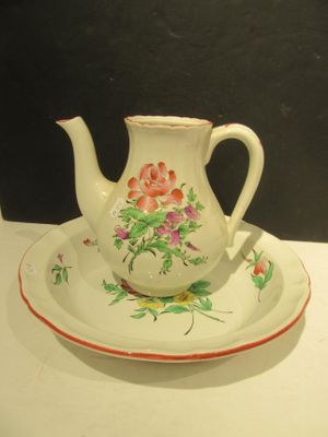 une théière et une assiette posées sur une table