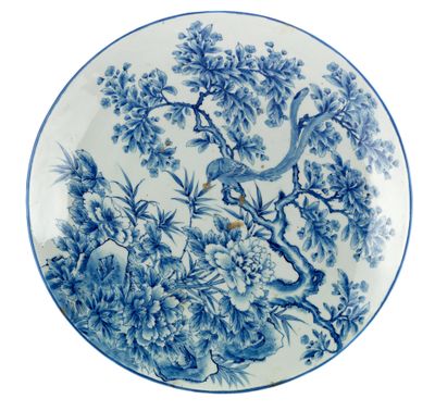 l'image d'une assiette bleue et blanche sur laquelle figure un oiseau