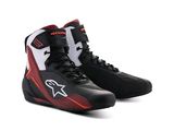 une paire de chaussures noires et rouges à semelles blanches
