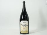 une bouteille de vin posée sur une table
