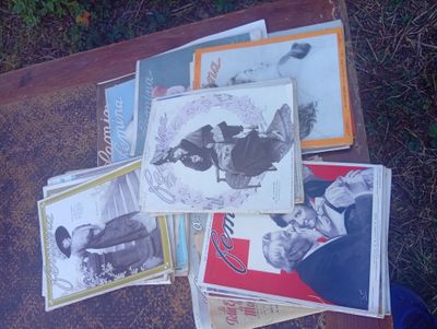 beaucoup de vieilles cartes postales par terre