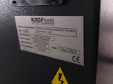 un gros plan d'une machine sur laquelle est apposé un panneau d'avertissement