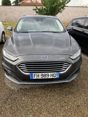 l'avant d'une Ford Mondeo grise garée sur un parking